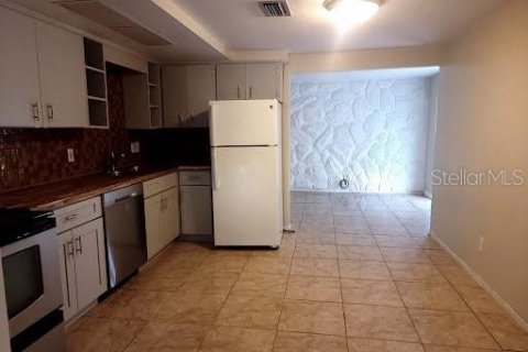 House in Port Richey, Florida 2 bedrooms, 79.9 sq.m. № 1919717 - photo 6