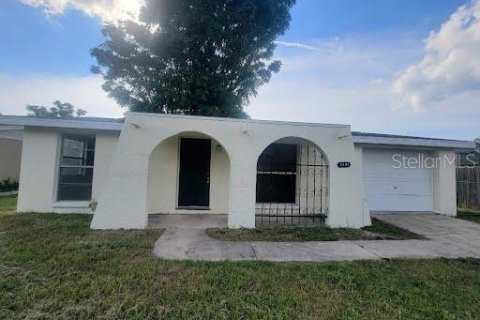 House in Port Richey, Florida 2 bedrooms, 79.9 sq.m. № 1919717 - photo 1