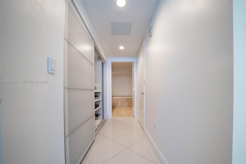 Condominio en venta en Hallandale Beach, Florida, 3 dormitorios, 171.03 m2 № 2027335 - foto 17