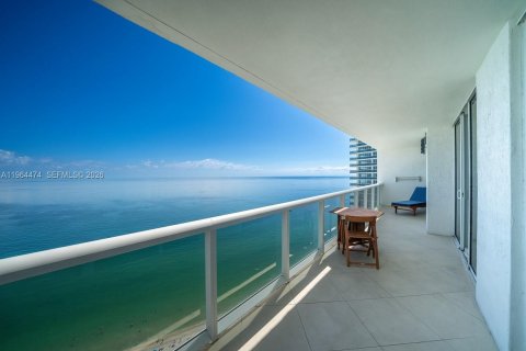 Condominio en Hallandale Beach, Florida, 3 dormitorios  № 2027335