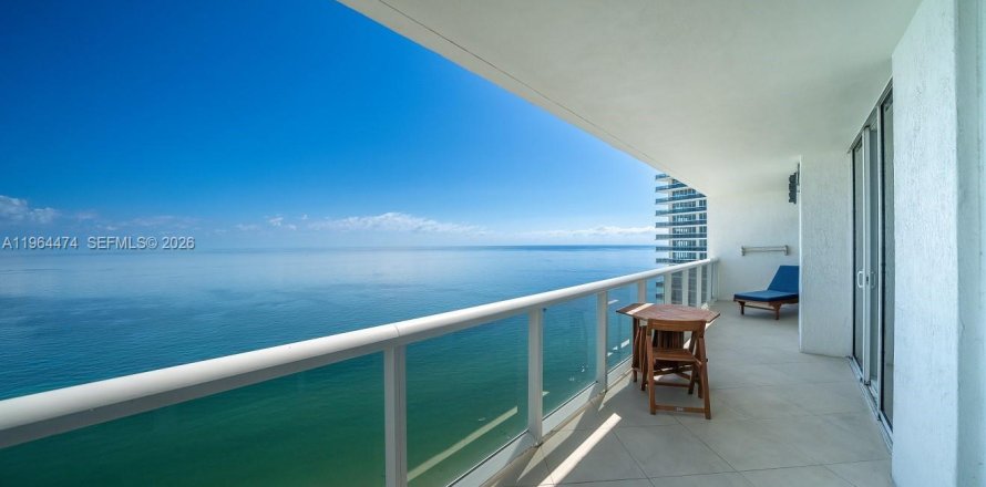 Condominio en Hallandale Beach, Florida, 3 dormitorios № 2027335