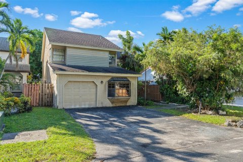 Casa en venta en Miami, Florida, 3 dormitorios, 192.59 m2 № 2384907 - foto 2
