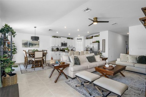 Villa ou maison à vendre à North Fort Myers, Floride: 4 chambres, 179.95 m2 № 1629887 - photo 15