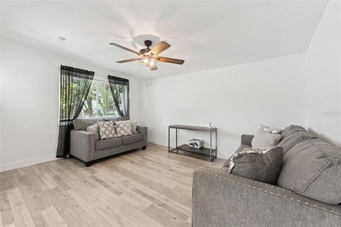 House in Saint Petersburg, Florida 3 bedrooms, 88.07 sq.m. № 1856426 - photo 6