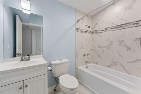 House in Saint Petersburg, Florida 3 bedrooms, 88.07 sq.m. № 1856426 - photo 16