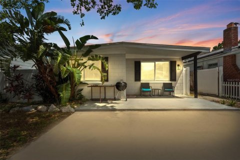 House in Saint Petersburg, Florida 3 bedrooms, 88.07 sq.m. № 1856426 - photo 1