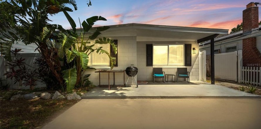 House in Saint Petersburg, Florida 3 bedrooms, 88.07 sq.m. № 1856426