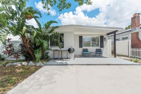 House in Saint Petersburg, Florida 3 bedrooms, 88.07 sq.m. № 1856426 - photo 4