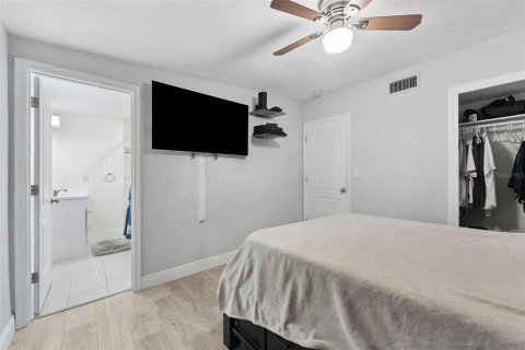 House in Saint Petersburg, Florida 3 bedrooms, 88.07 sq.m. № 1856426 - photo 12