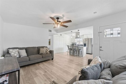 House in Saint Petersburg, Florida 3 bedrooms, 88.07 sq.m. № 1856426 - photo 7