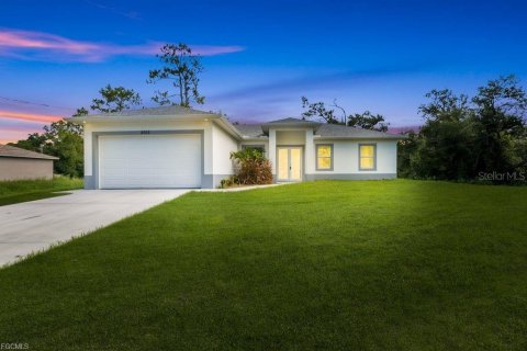 House in Lehigh Acres, Florida 3 bedrooms, 138.7 sq.m. № 1846624 - photo 1