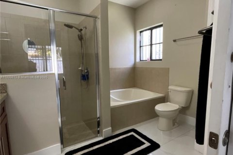 Снять в аренду виллу или дом в Хомстед, Флорида 4 спальни, 151.62м2, № 1951626 - фото 5