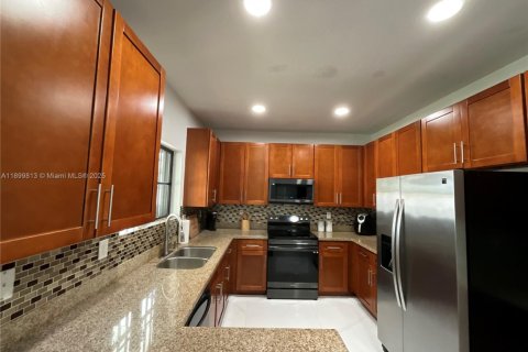 Снять в аренду виллу или дом в Хомстед, Флорида 4 спальни, 151.62м2, № 1951626 - фото 7