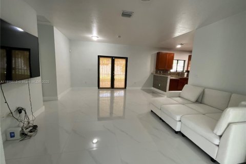 Снять в аренду виллу или дом в Хомстед, Флорида 4 спальни, 151.62м2, № 1951626 - фото 10