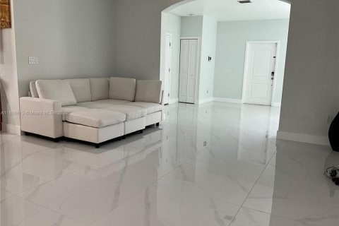 Снять в аренду виллу или дом в Хомстед, Флорида 4 спальни, 151.62м2, № 1951626 - фото 2