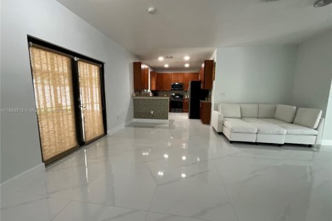 Снять в аренду виллу или дом в Хомстед, Флорида 4 спальни, 151.62м2, № 1951626 - фото 9