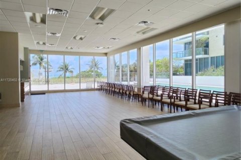 Condo in Surfside, Florida, 1 bedroom  № 1874368 - photo 17