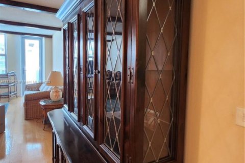 Condo in Surfside, Florida, 1 bedroom  № 1874368 - photo 3