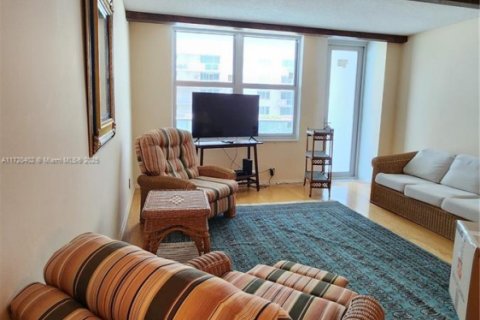 Condo in Surfside, Florida, 1 bedroom  № 1874368 - photo 4