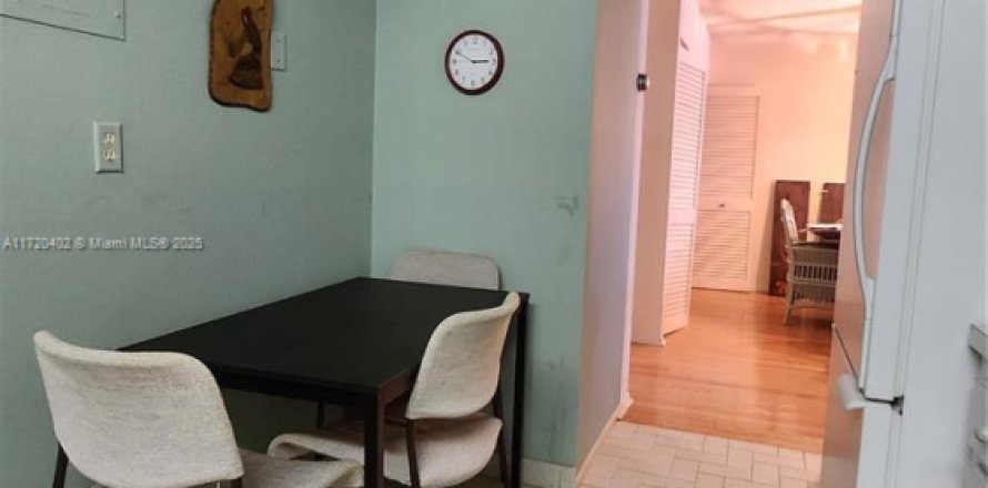 Condo in Surfside, Florida, 1 bedroom  № 1874368