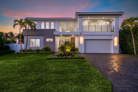 House in Delray Beach, Florida 5 bedrooms, 341.23 sq.m. № 2186498