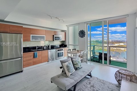 Condominio en Miami, Florida, 1 dormitorio  № 2011143