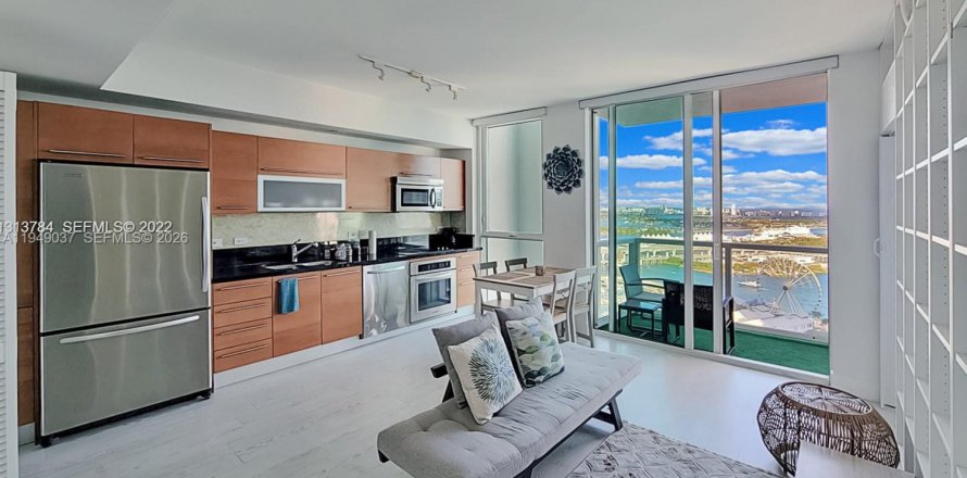Condominio en Miami, Florida, 1 dormitorio  № 2011143