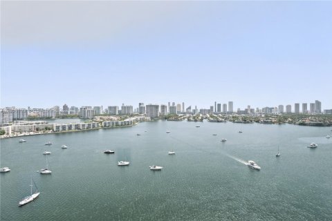 Copropriété à louer à North Miami Beach, Floride: 3 chambres, 222.04 m2 № 2168142 - photo 2