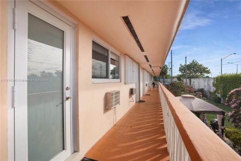 Condo in Hallandale Beach, Florida, 1 bedroom  № 1772313 - photo 15