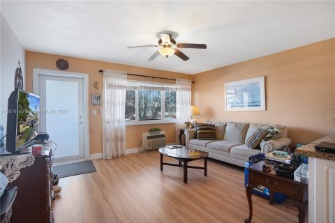 Condo in Hallandale Beach, Florida, 1 bedroom  № 1772313 - photo 1