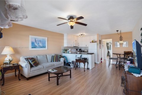 Condo in Hallandale Beach, Florida, 1 bedroom  № 1772313 - photo 2