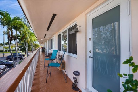 Condo in Hallandale Beach, Florida, 1 bedroom  № 1772313 - photo 16