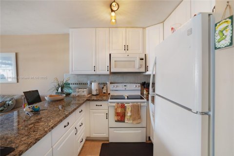 Condo in Hallandale Beach, Florida, 1 bedroom  № 1772313 - photo 7