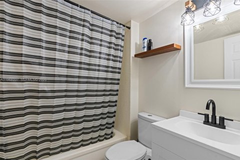 Condominio en venta en Oakland Park, Florida, 2 dormitorios, 90.58 m2 № 2029538 - foto 17