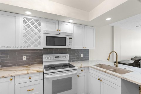 Condominio en Oakland Park, Florida, 2 dormitorios  № 2029538