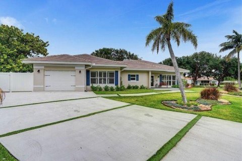 House in Lighthouse Point, Florida 4 bedrooms, 191.38 sq.m. № 2191922 - photo 3