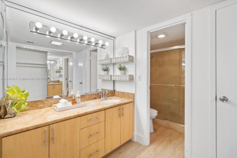 Condo in Sunny Isles Beach, Florida, 2 bedrooms  № 1737846 - photo 16