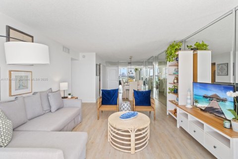 Condo in Sunny Isles Beach, Florida, 2 bedrooms  № 1737846 - photo 11