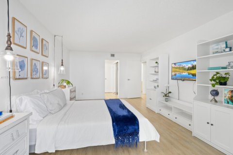 Condo in Sunny Isles Beach, Florida, 2 bedrooms  № 1737846 - photo 15