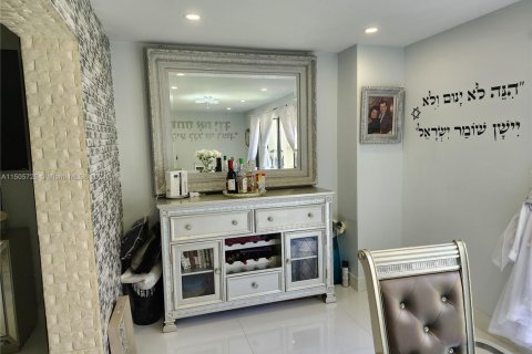 Condo in Hollywood, Florida, 4 bedrooms  № 920578 - photo 4