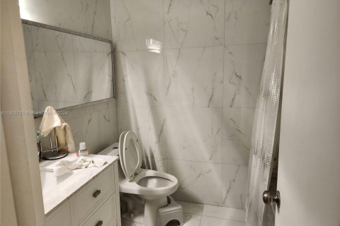 Condo in Hollywood, Florida, 4 bedrooms  № 920578 - photo 21