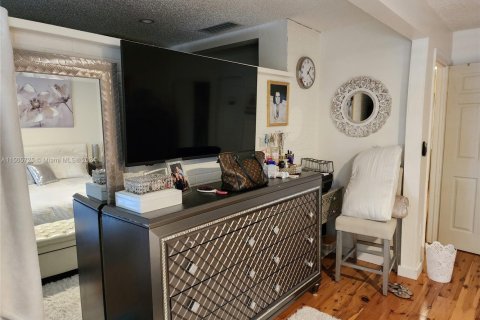Condo in Hollywood, Florida, 4 bedrooms  № 920578 - photo 14