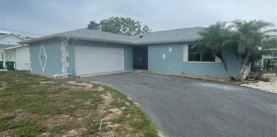 House in Crystal River, Florida 3 bedrooms, 124.86 sq.m. № 2116951