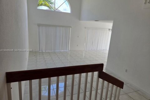 House in Doral, Florida 3 bedrooms, 191.29 sq.m. № 2270674 - photo 2
