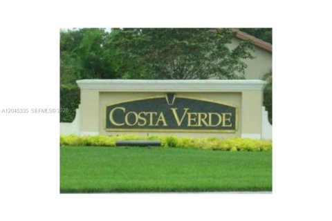 House in Doral, Florida 3 bedrooms, 191.29 sq.m. № 2270674 - photo 13