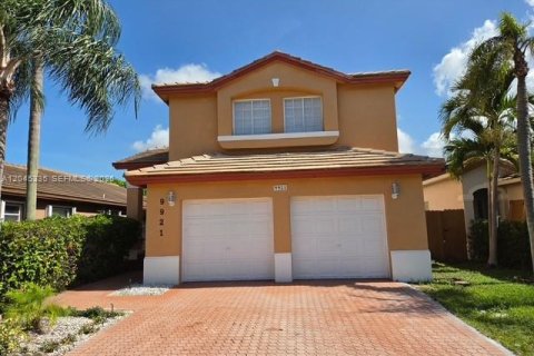 House in Doral, Florida 3 bedrooms, 191.29 sq.m. № 2270674 - photo 15