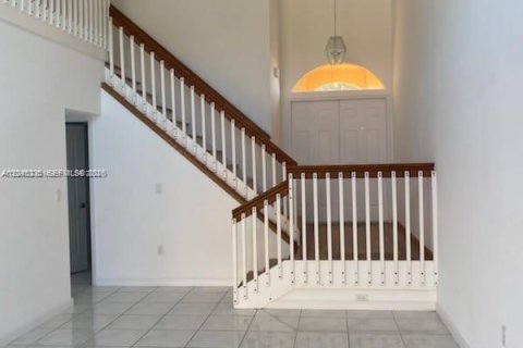 House in Doral, Florida 3 bedrooms, 191.29 sq.m. № 2270674 - photo 10