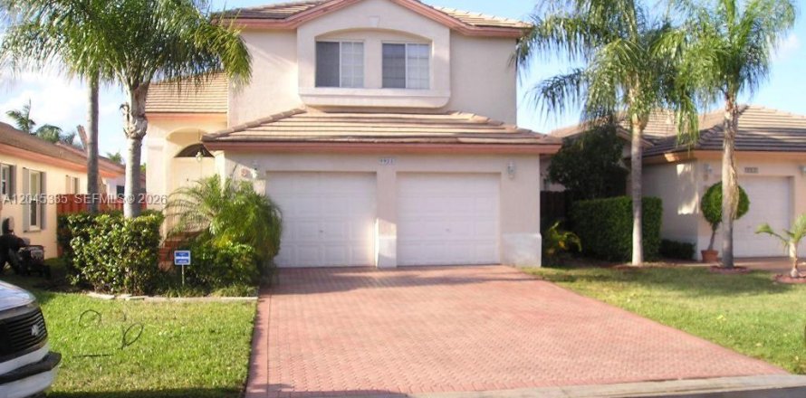 House in Doral, Florida 3 bedrooms, 191.29 sq.m. № 2270674