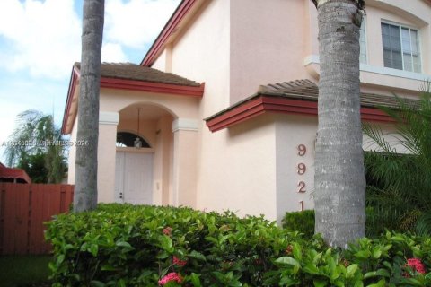 House in Doral, Florida 3 bedrooms, 191.29 sq.m. № 2270674 - photo 8