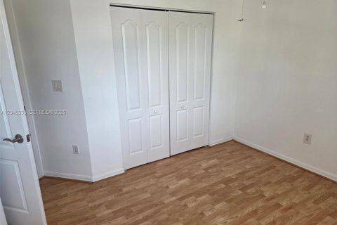 House in Doral, Florida 3 bedrooms, 191.29 sq.m. № 2270674 - photo 4